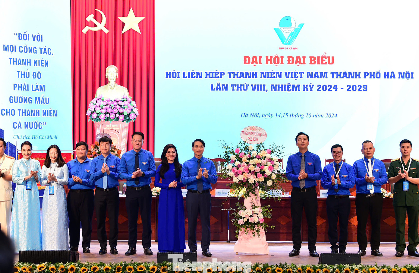 Bí thư thường trực T.Ư Đoàn, Chủ tịch T.Ư Hội LHTN Việt Nam Nguyễn Ngọc Lương tặng hoa chúc mừng Đại hội. Ảnh: Xuân Tùng