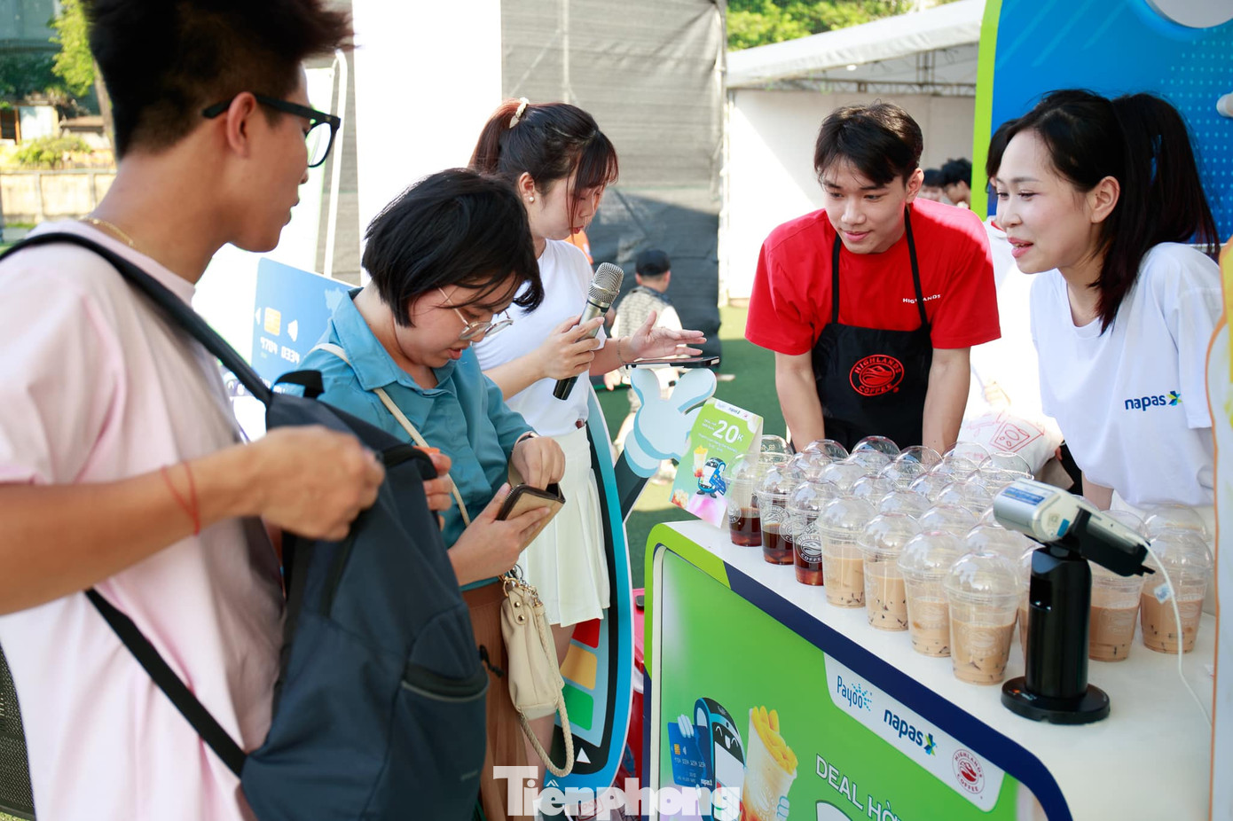 Đông đảo bạn trẻ trải nghiệm công nghệ thanh toán mới tại gian hàng của NAPAS.