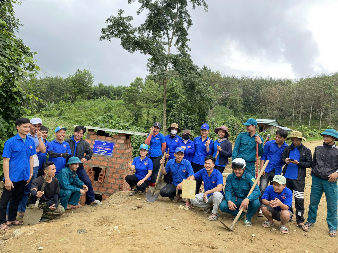 "Biệt đội" thợ xây là thanh niên tình nguyện đã "nối từng viên gạch" lên vùng biên, thắp hy vọng cho bà con vùng khó. "Biệt đội" thợ xây là thanh niên tình nguyện đã "nối từng viên gạch" lên vùng biên, thắp hy vọng cho bà con vùng khó.