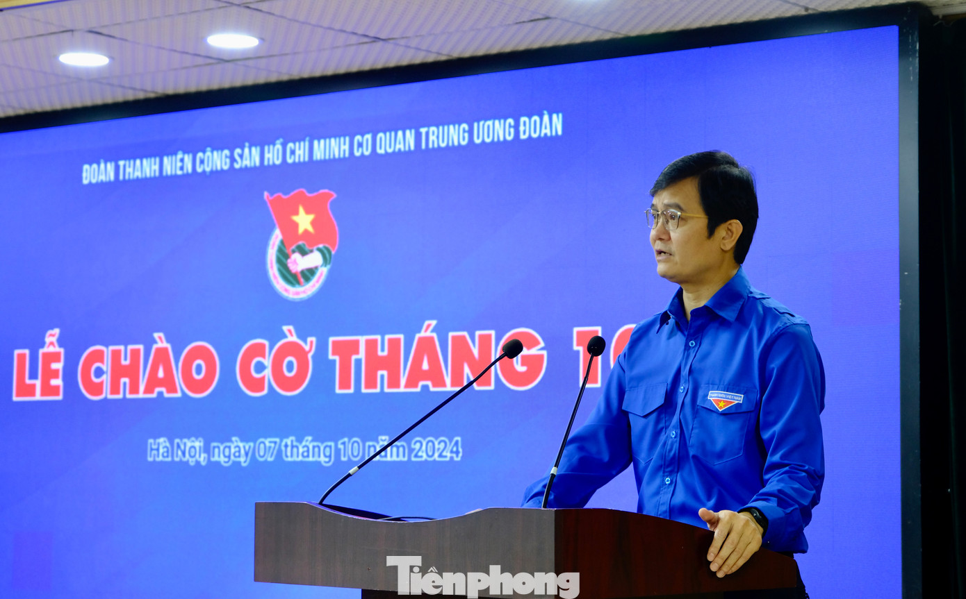 Anh Bùi Quang Huy - Ủy viên dự khuyết T.Ư Đảng, Bí thư thứ nhất T.Ư Đoàn phát biểu tại Lễ chào cờ tháng 10. Ảnh: Châu Linh