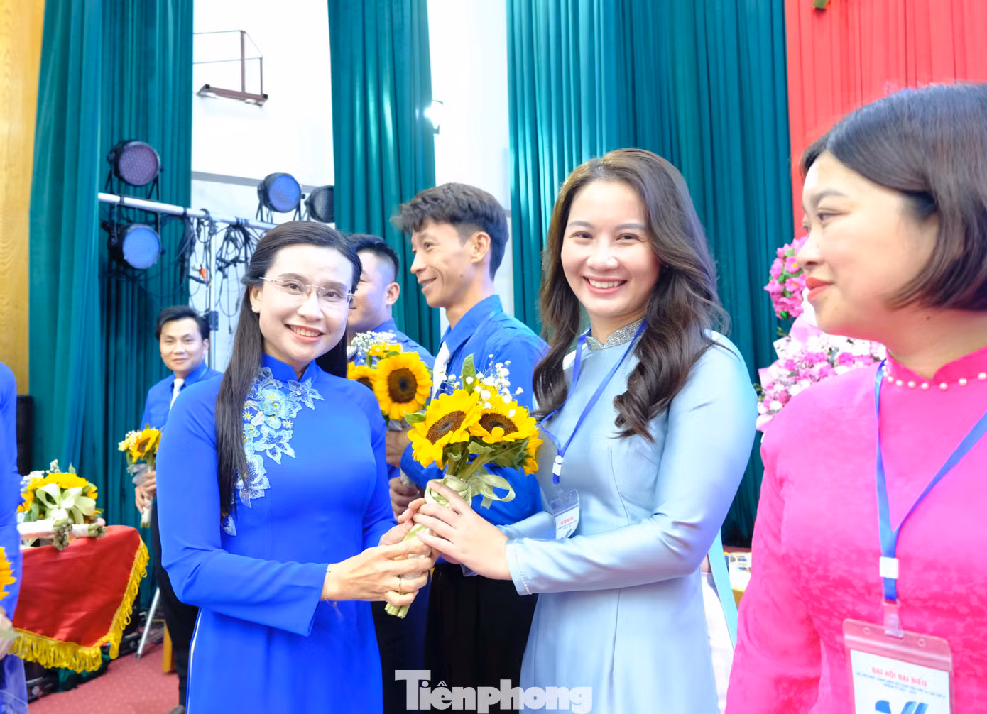 Chị Nguyễn Phạm Duy Trang - Bí thư T.Ư Đoàn, Chủ tịch Hội đồng Đội T.Ư và anh Nguyễn Kim Quy - Phó Chủ tịch thường trực T.Ư Hội LHTN Việt Nam tặng bằng khen cho những cá nhân có thành tích xuất sắc. Ảnh: Châu Linh