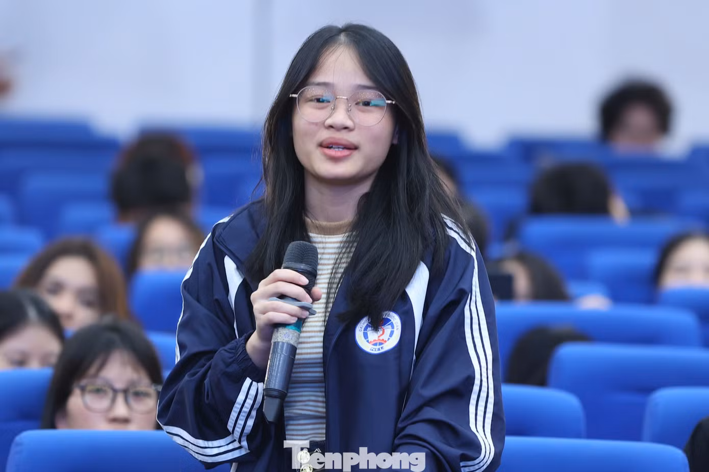 Các bạn sinh viên đặt câu hỏi tại chương trình