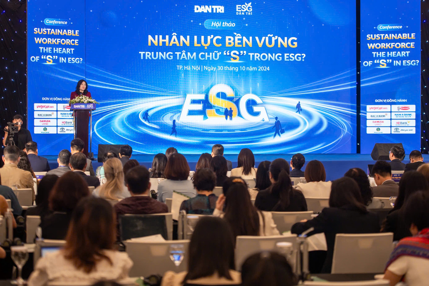 Toàn cảnh hội thảo “Nhân lực bền vững - Trung tâm chữ S trong ESG?”. Toàn cảnh hội thảo “Nhân lực bền vững - Trung tâm chữ S trong ESG?”.