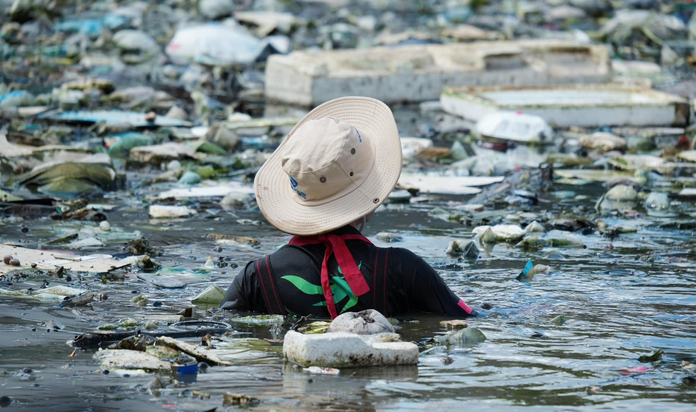 Những &quot;chiến binh&quot; ngâm mình trong dòng nước đen kịt.