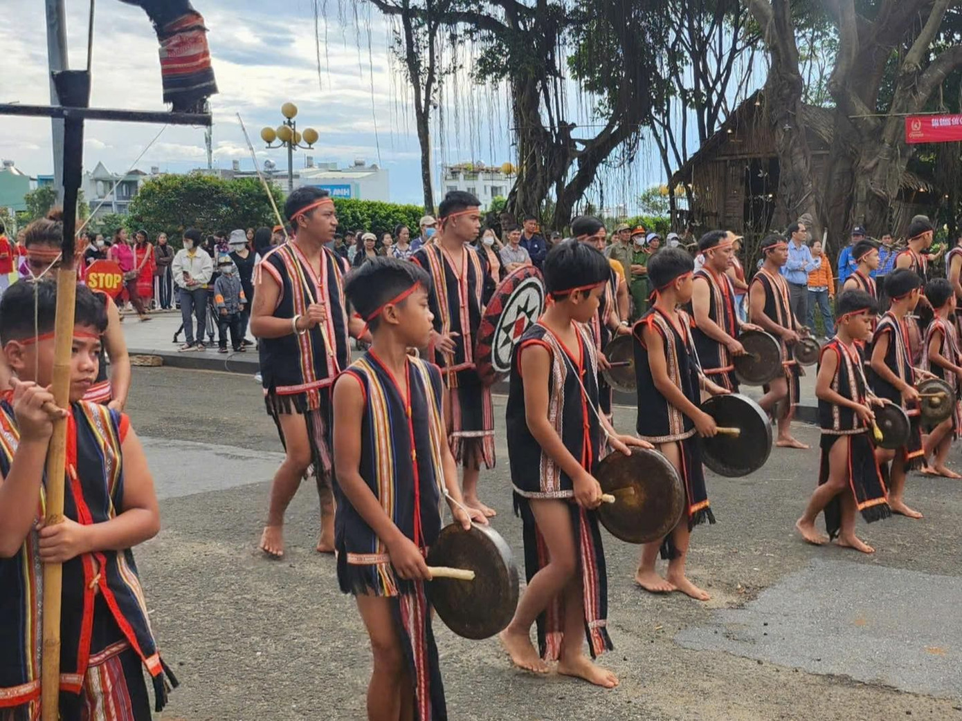 Tại điểm cầu Quảng trường Đại đoàn kết (thành phố Pleiku, Gia Lai) có sự xuất hiện của đội nghệ nhân cồng chiêng Tây Nguyên, 54 người đại diện cho 54 dân tộc anh em, trong đó có 27 nghệ nhân cồng chiêng nhí, bạn bé nhất mới 3 tuổi. Tất cả đều là người dân tộc Jrai. Ảnh: Fanpage Đường lên đỉnh Olympia Tại điểm cầu Quảng trường Đại đoàn kết (thành phố Pleiku, Gia Lai) có sự xuất hiện của đội nghệ nhân cồng chiêng Tây Nguyên, 54 người đại diện cho 54 dân tộc anh em, trong đó có 27 nghệ nhân cồng chiêng nhí, bạn bé nhất mới 3 tuổi. Tất cả đều là người dân tộc Jrai. Ảnh: Fanpage Đường lên đỉnh Olympia