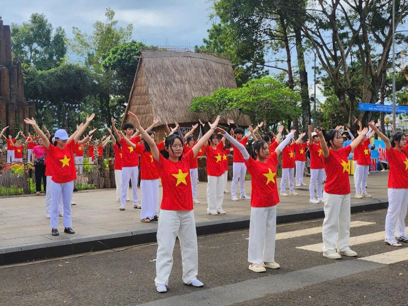Tại điểm cầu Quảng trường Đại đoàn kết (thành phố Pleiku, Gia Lai) có sự xuất hiện của đội nghệ nhân cồng chiêng Tây Nguyên, 54 người đại diện cho 54 dân tộc anh em, trong đó có 27 nghệ nhân cồng chiêng nhí, bạn bé nhất mới 3 tuổi. Tất cả đều là người dân tộc Jrai. Ảnh: Fanpage Đường lên đỉnh Olympia Tại điểm cầu Quảng trường Đại đoàn kết (thành phố Pleiku, Gia Lai) có sự xuất hiện của đội nghệ nhân cồng chiêng Tây Nguyên, 54 người đại diện cho 54 dân tộc anh em, trong đó có 27 nghệ nhân cồng chiêng nhí, bạn bé nhất mới 3 tuổi. Tất cả đều là người dân tộc Jrai. Ảnh: Fanpage Đường lên đỉnh Olympia