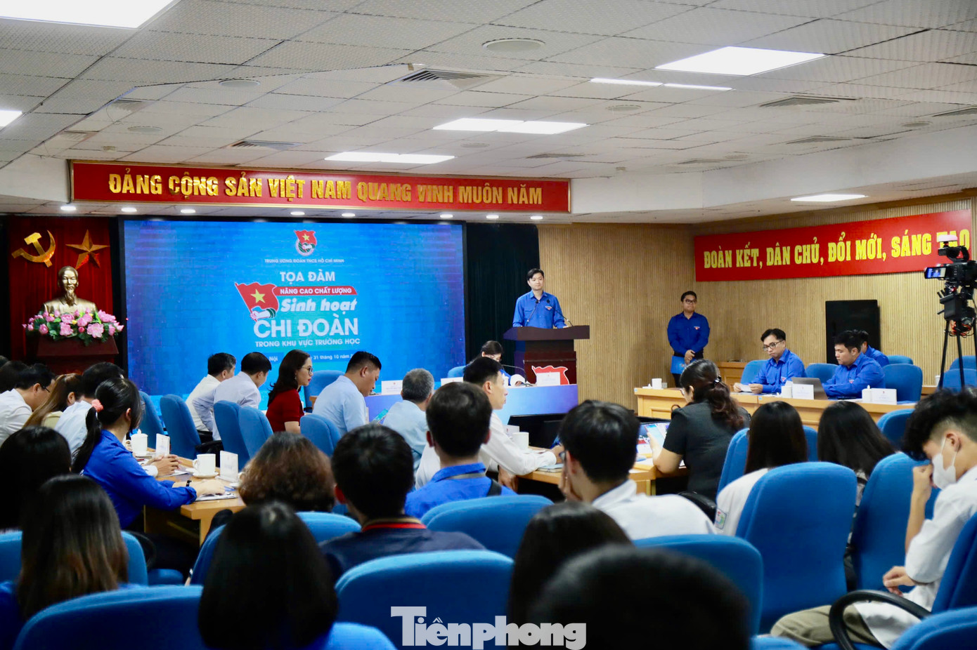 Tọa đàm "Nâng cao chất lượng sinh hoạt chi đoàn trong khu vực trường học" được tổ chức trực tiếp kết hợp với trực tuyến. Ảnh: Châu Linh