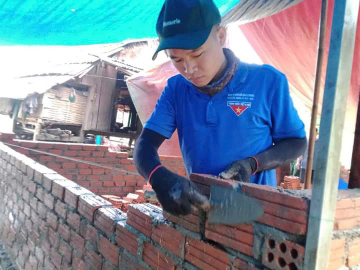 Hơn 2 năm nay, anh được mệnh danh là thủ lĩnh của "biệt đội" thợ xây vùng biên giới Việt - Lào (Quảng Nam). Hơn 2 năm nay, anh được mệnh danh là thủ lĩnh của "biệt đội" thợ xây vùng biên giới Việt - Lào (Quảng Nam).