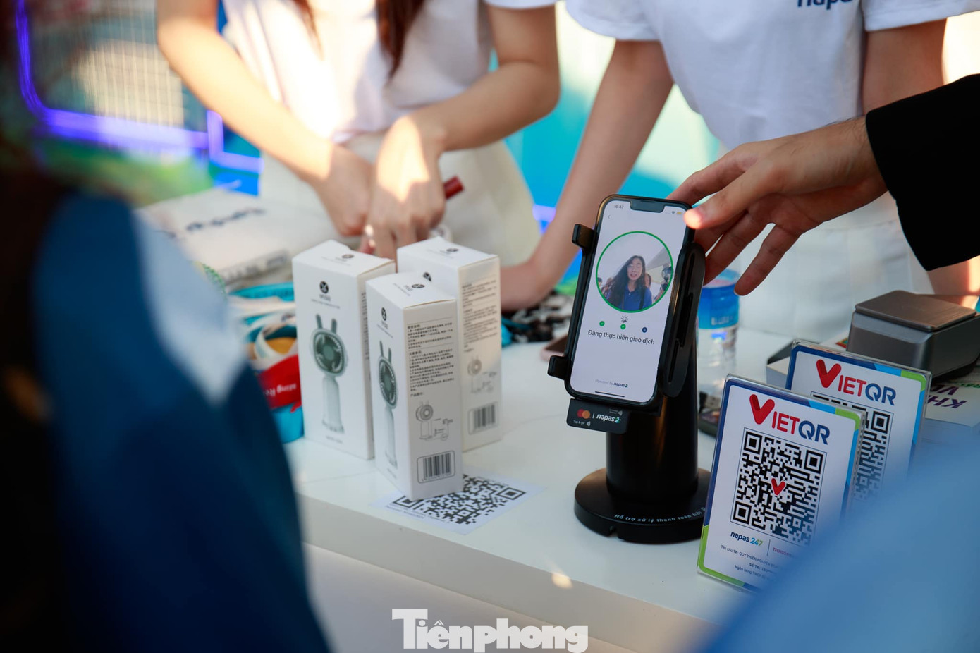 Chiếc điện thoại thông minh thay thế POS truyền thống, nhờ được tích hợp trở thành soft pos để thực hiện các giao dịch thanh toán chạm. Đặc biệt, chỉ cần quét khuôn mặt trong một vài giây, người dùng sẽ được hoàn tất việc thanh toán nhanh chóng.