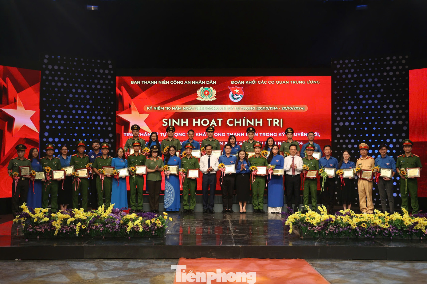 Các cán bộ Đoàn có nhiều thành tích xuất sắc được tuyên dương tại chương trình. Ảnh: Hoàng Ngọc Các cán bộ Đoàn có nhiều thành tích xuất sắc được tuyên dương tại chương trình. Ảnh: Hoàng Ngọc