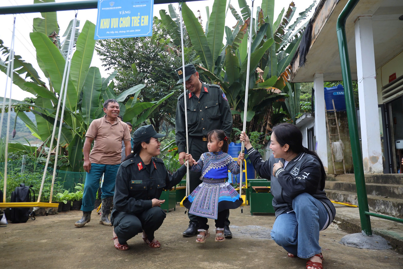 Trong khuôn khổ hành trình, đoàn công tác đã thăm, tặng khu vui chơi trẻ em cho các điểm trường khó khăn.