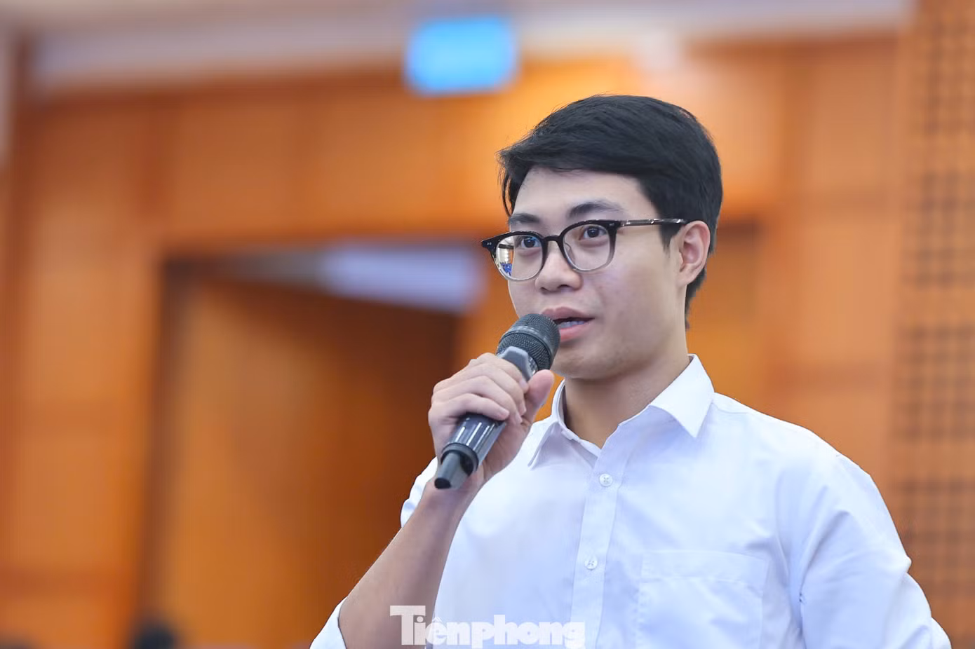 Các bạn sinh viên đặt câu hỏi tại chương trình