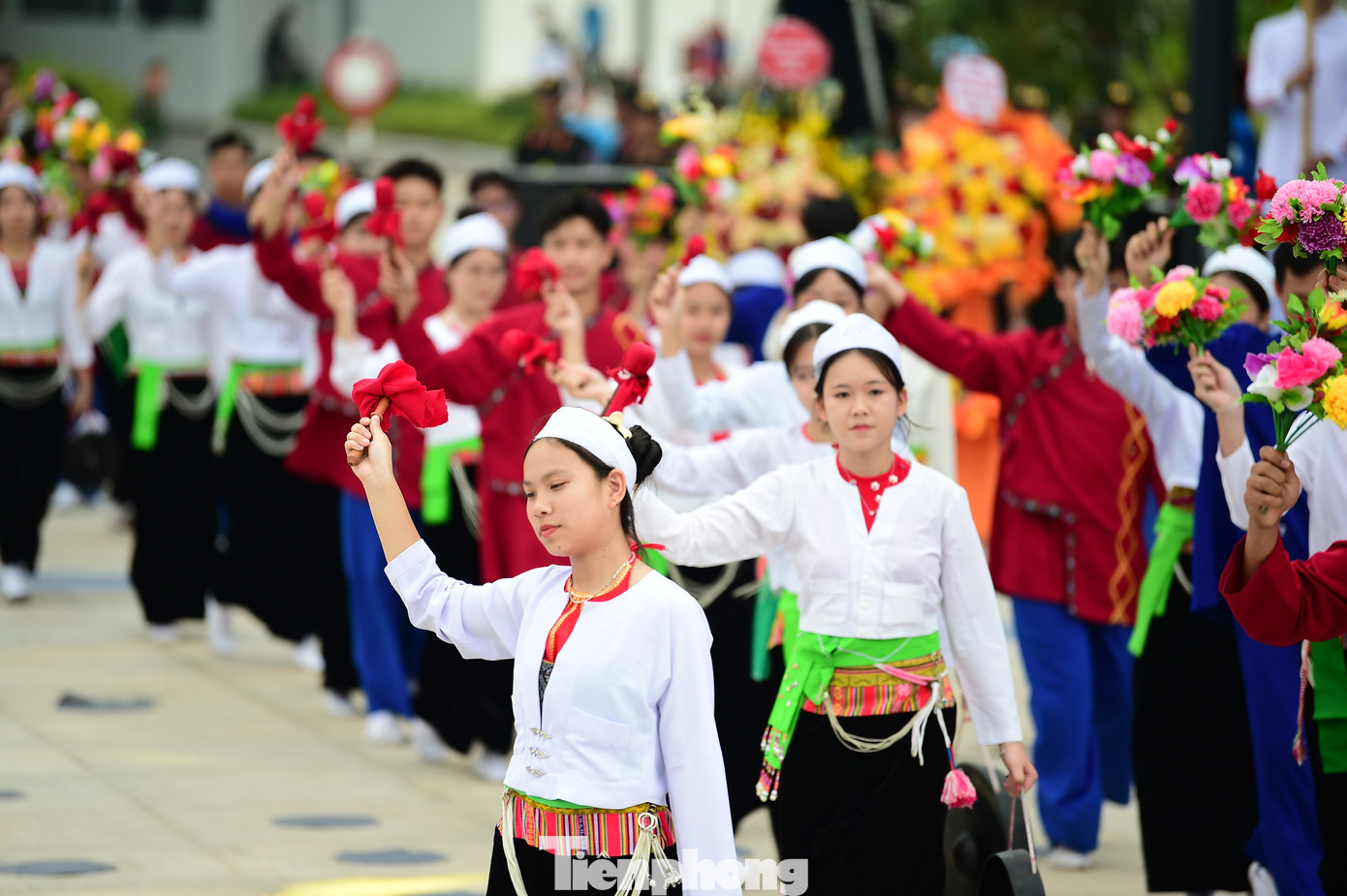 Màn diễu hành của khối Thanh niên dân tộc - những đại diện tiêu biểu của các cộng đồng dân tộc thiểu số đang sinh sống và làm việc trên địa bàn Thủ đô.
