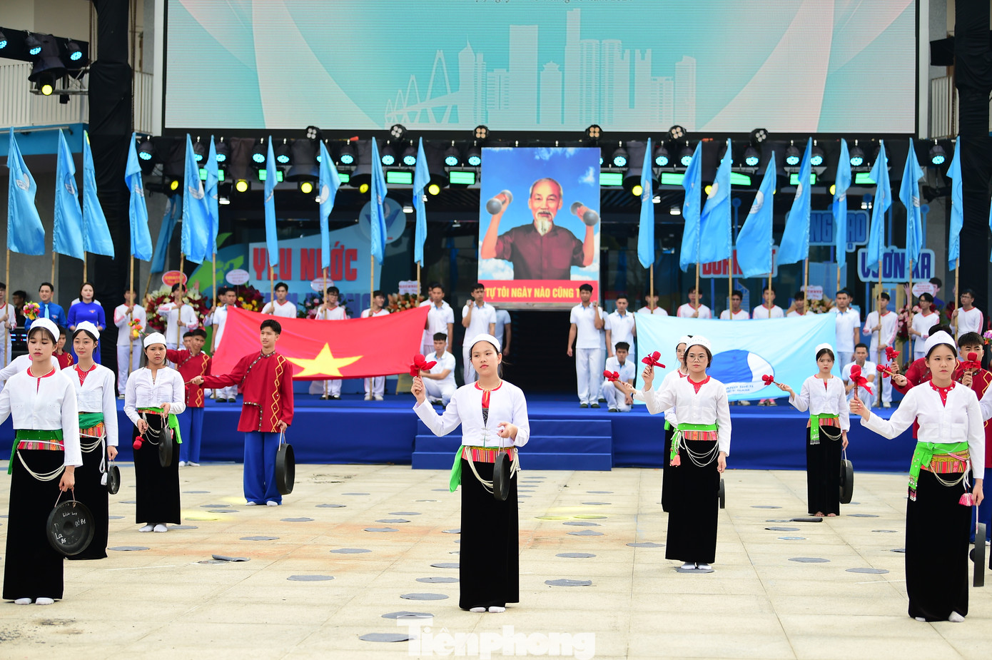 Màn diễu hành của khối Thanh niên dân tộc - những đại diện tiêu biểu của các cộng đồng dân tộc thiểu số đang sinh sống và làm việc trên địa bàn Thủ đô.