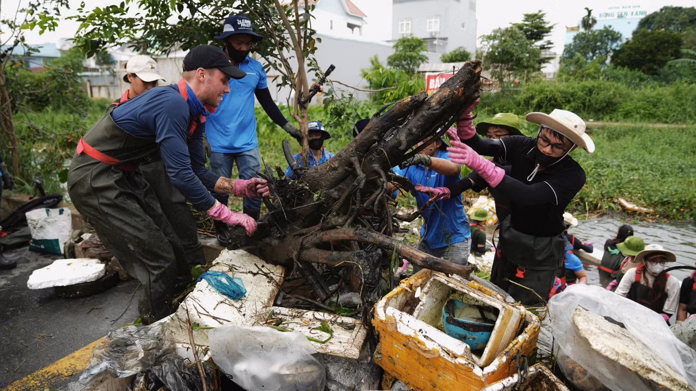 Ngọc cùng biệt đội "hồi sinh" những dòng sông ô nhiễm đang góp phần tạo nên một diện mạo mới cho thành phố.