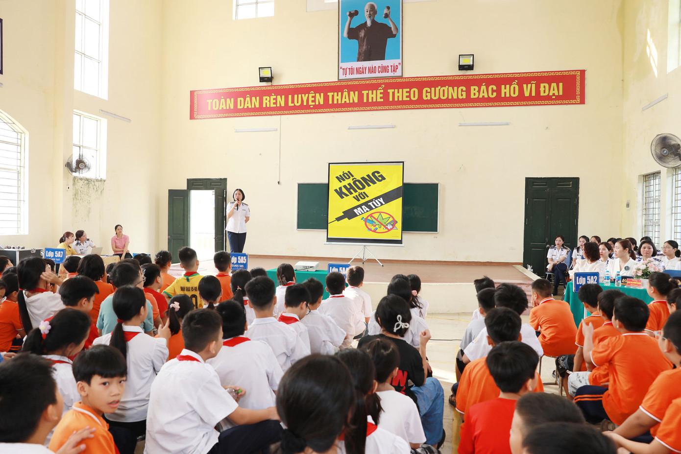 Trung tá Trần Thị Kiều - Trợ lý Phòng Phòng chống tội phạm ma túy, Cục Nghiệp vụ và Pháp luật Cảnh sát biển tuyên truyền tác hại, cách nhận biết ma tuý đến các em học sinh.