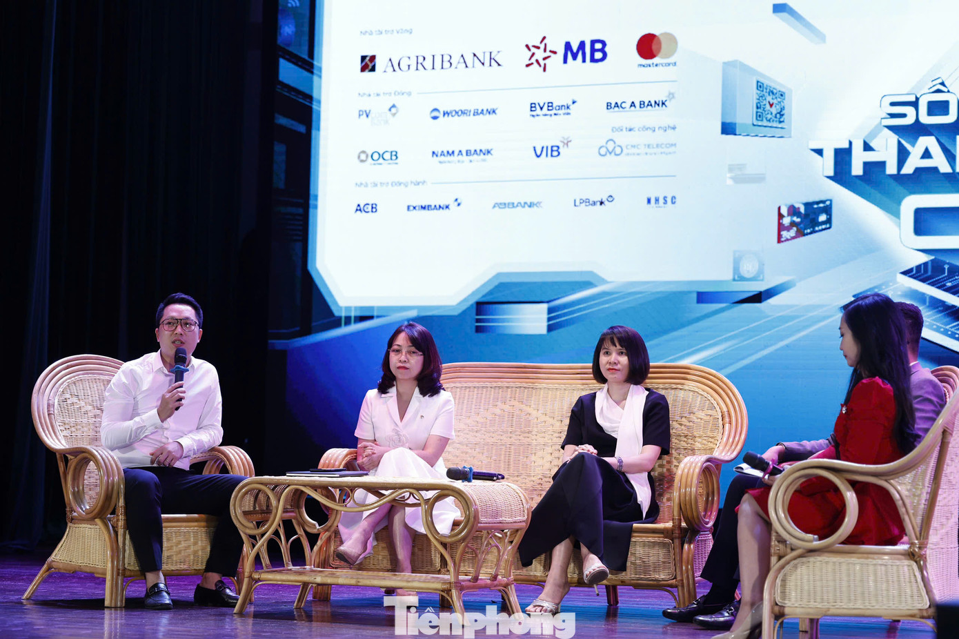 Toàn cảnh tọa đàm “Quản lí tài chính cá nhân, cơ hội việc làm trong ngành Tài chính ngân hàng”.