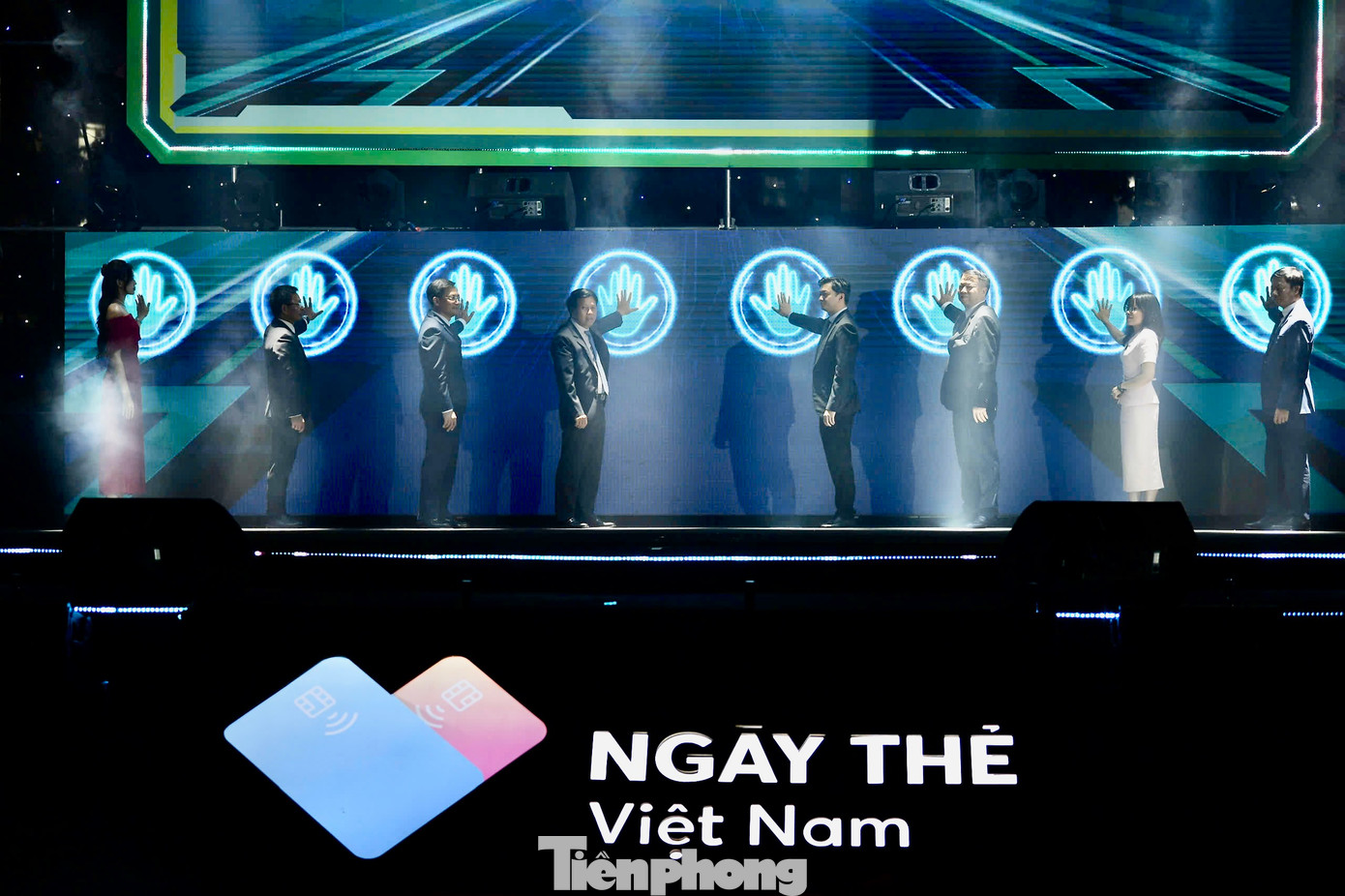 Các đại biểu thực hiện nghi thức khai mạc Ngày Thẻ Việt Nam 2024. Ảnh: Dương Triều