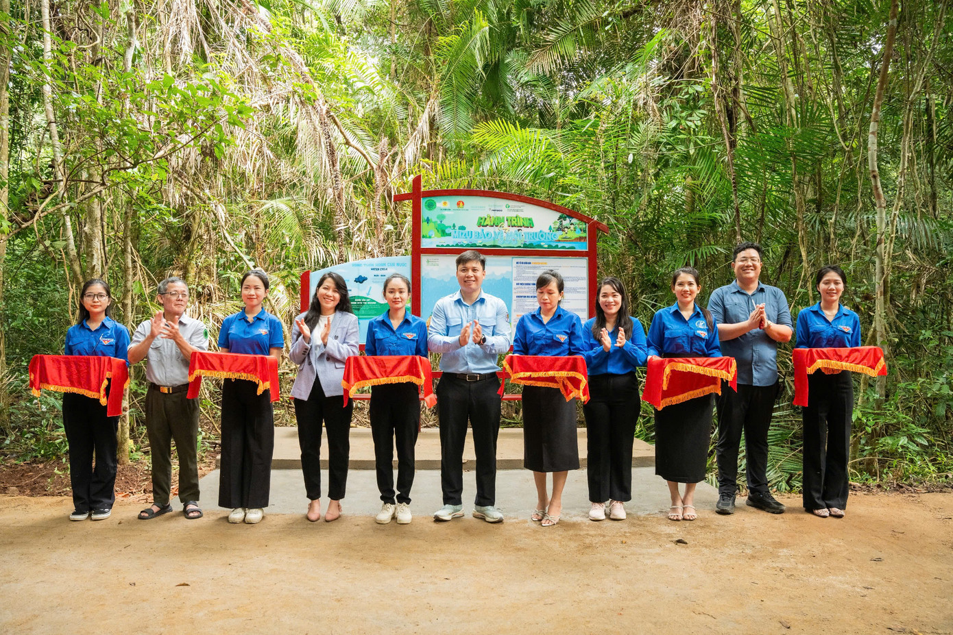 Anh Vũ Gia Dân - Phó Trưởng Ban Công tác Thanh thiếu nhi T.Ư Đoàn tham dự khánh thành góc thông tin Mizuiku. Góc thông tin môi trường lý thú với nội dung được thiết kế riêng theo đa dạng sinh học của mỗi rừng.