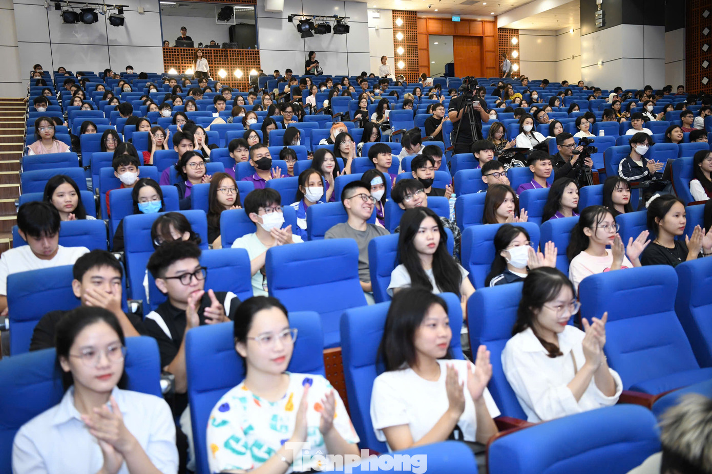 Các bạn sinh viên đặt câu hỏi tại chương trình