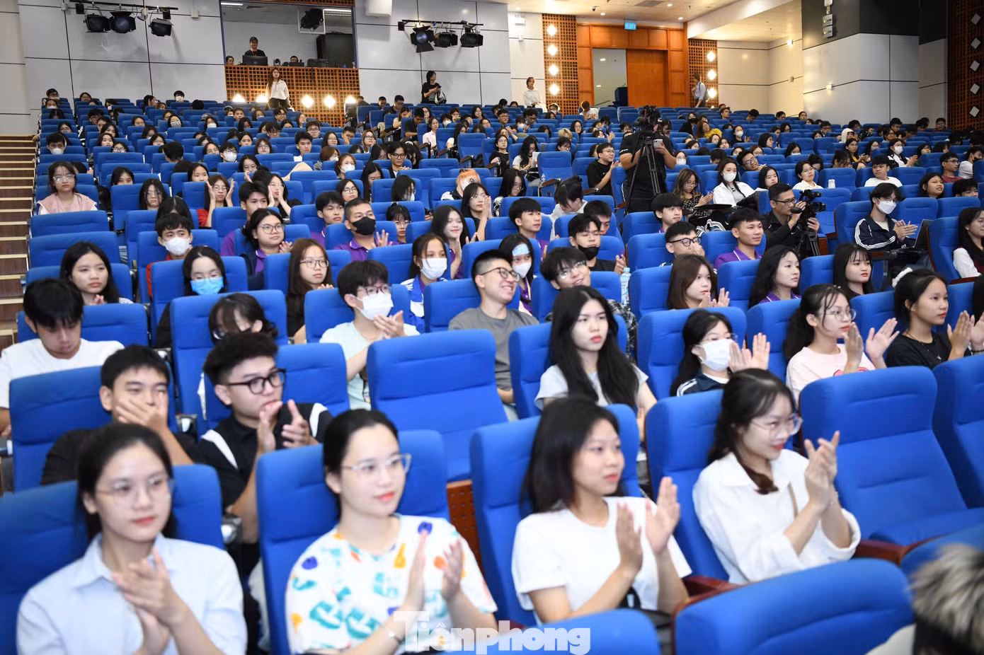 Các bạn sinh viên đặt câu hỏi tại chương trình