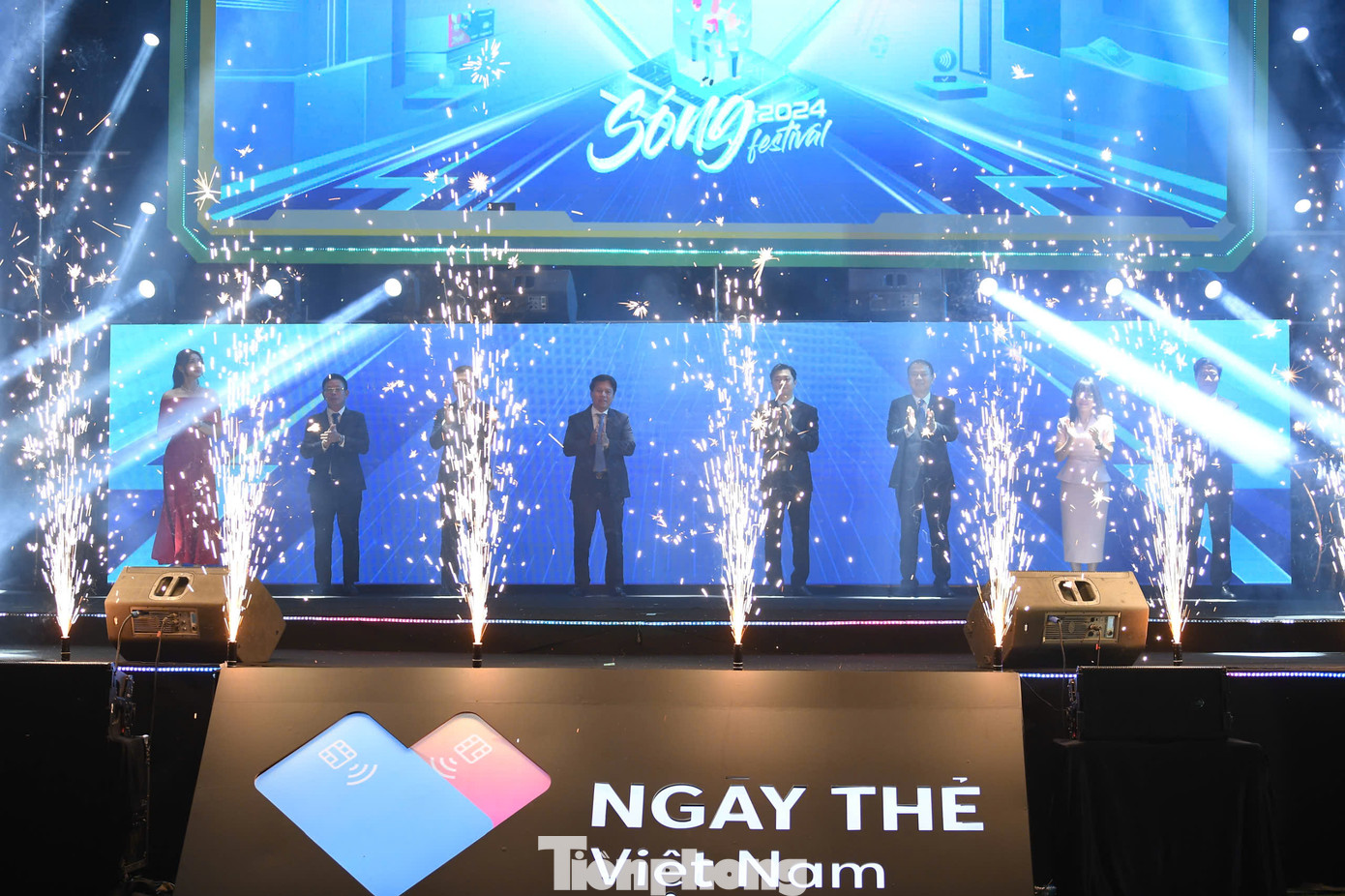 Các đại biểu thực hiện nghi thức khai mạc Ngày Thẻ Việt Nam 2024. Ảnh: Dương Triều