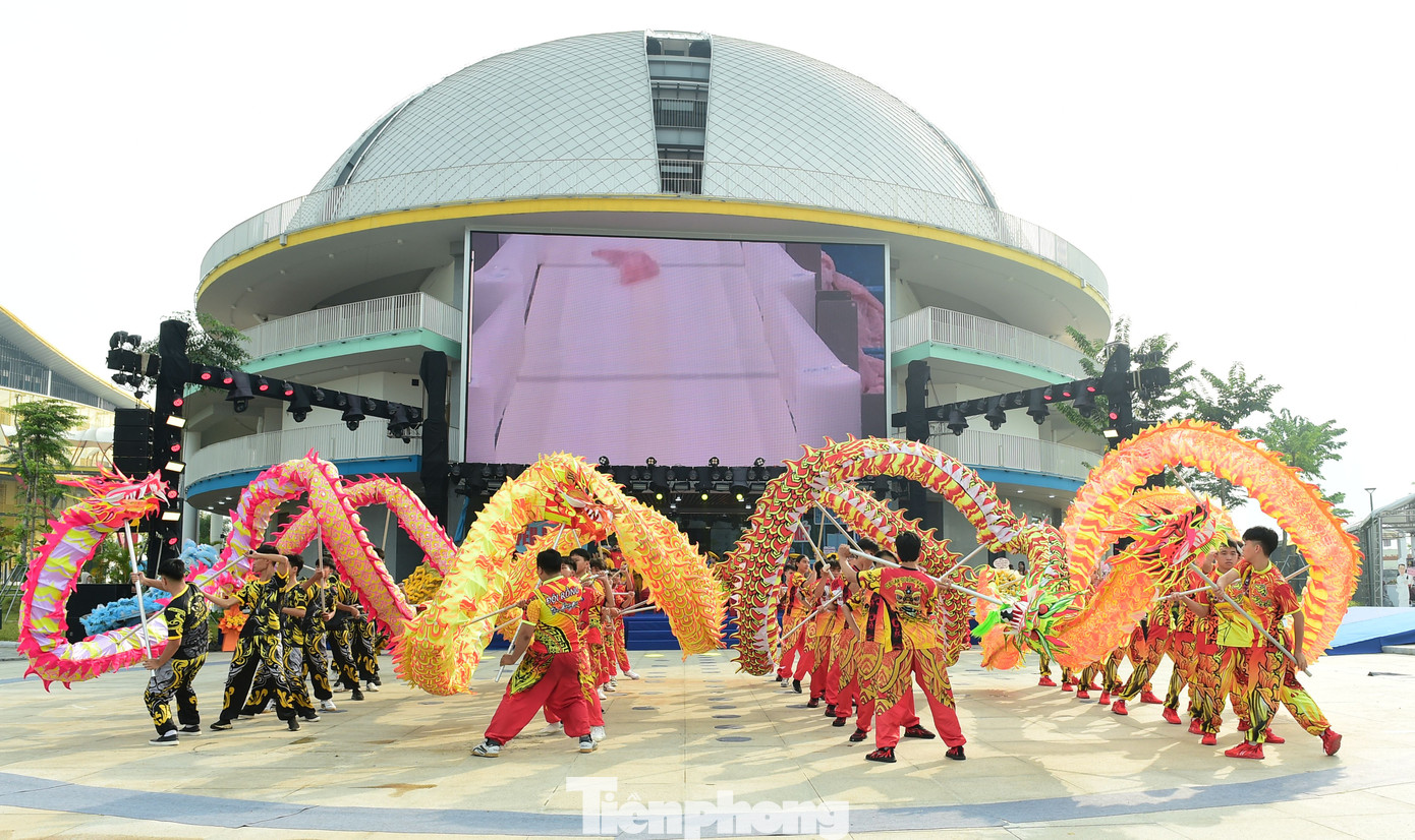 Màn múa Lân - Sư - Rồng, trống hội sôi động và đặc sắc khai mạc chương trình diễu hành biểu dương lực lượng chào mừng Đại hội đại biểu Hội LHTN Thành phố Hà Nội lần thứ VIII.