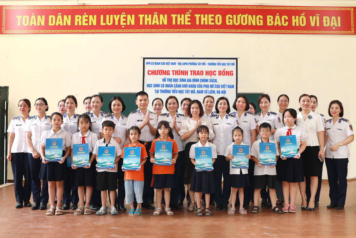 Phụ nữ khối cơ quan Cảnh sát biển Việt Nam trao tặng học bổng cho học sinh có hoàn cảnh khó khăn.