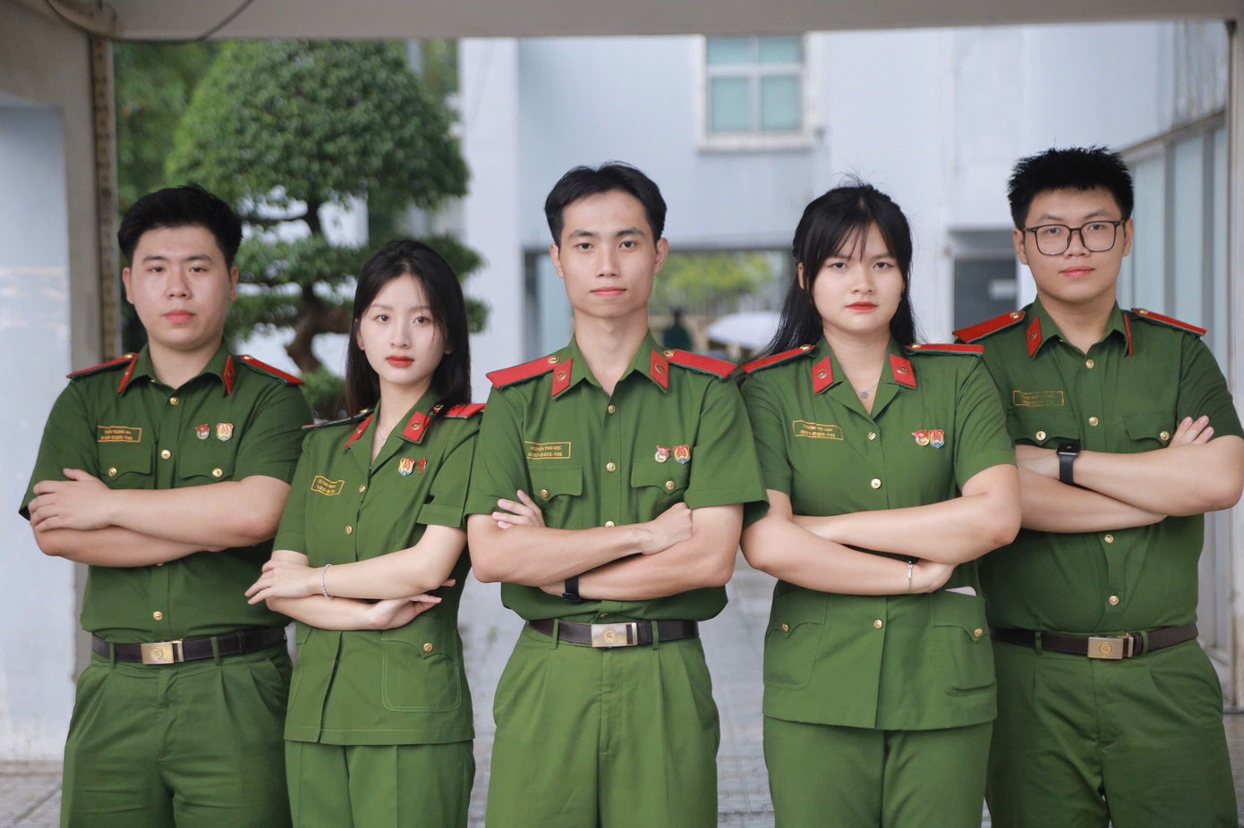 Học viên Võ Thu Hằng (thứ 2 từ trái sang) - Bí thư Chi đoàn B2QLHC-D31S, Trường Đại học Cảnh sát nhân dân.