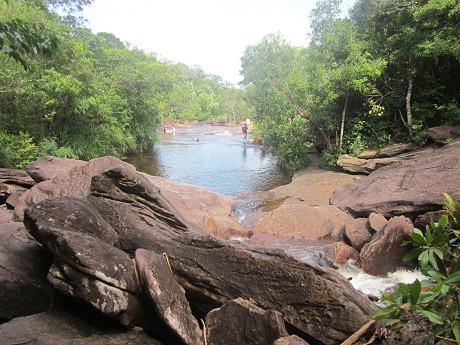 Du khách thỏa mình dưới những hồ nước ở khu suối Đá Bàn 