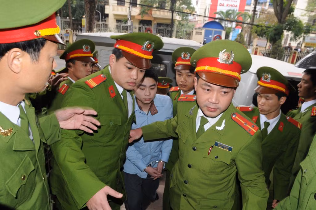 Dẫn Lê Văn Luyện vào phòng xử án