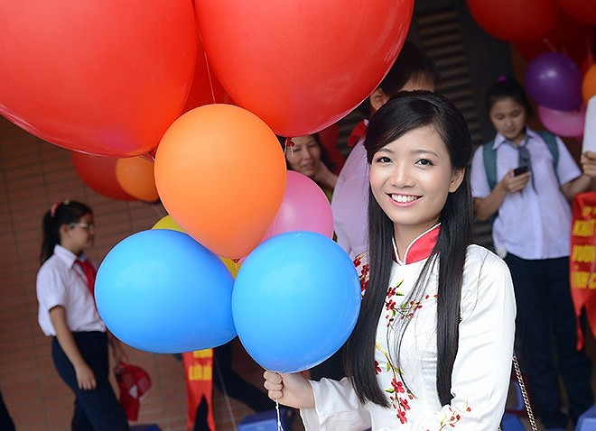 Với tà áo dài, khuôn mặt dễ thương, cô giáo 9x Phan Hồng Anh là gương mặt nổi bật, thu hút mọi ánh nhìn trong buổi lễ khai giảng tại trường THPT chuyên Hà Nội – Amsterdam diễn ra vào sáng nay (5/9). Với tà áo dài, khuôn mặt dễ thương, cô giáo 9x Phan Hồng Anh là gương mặt nổi bật, thu hút mọi ánh nhìn trong buổi lễ khai giảng tại trường THPT chuyên Hà Nội – Amsterdam diễn ra vào sáng nay (5/9)