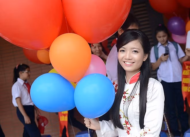 Với tà áo dài, khuôn mặt dễ thương, cô giáo 9x Phan Hồng Anh là gương mặt nổi bật, thu hút mọi ánh nhìn trong buổi lễ khai giảng tại trường THPT chuyên Hà Nội – Amsterdam diễn ra vào sáng nay (5/9). Với tà áo dài, khuôn mặt dễ thương, cô giáo 9x Phan Hồng Anh là gương mặt nổi bật, thu hút mọi ánh nhìn trong buổi lễ khai giảng tại trường THPT chuyên Hà Nội – Amsterdam diễn ra vào sáng nay (5/9)