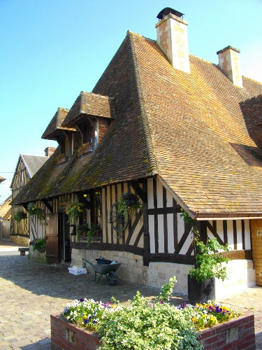 Ngôi làng nhỏ bé nhưng hoa xuất hiện ở khắp mọi nơi. 