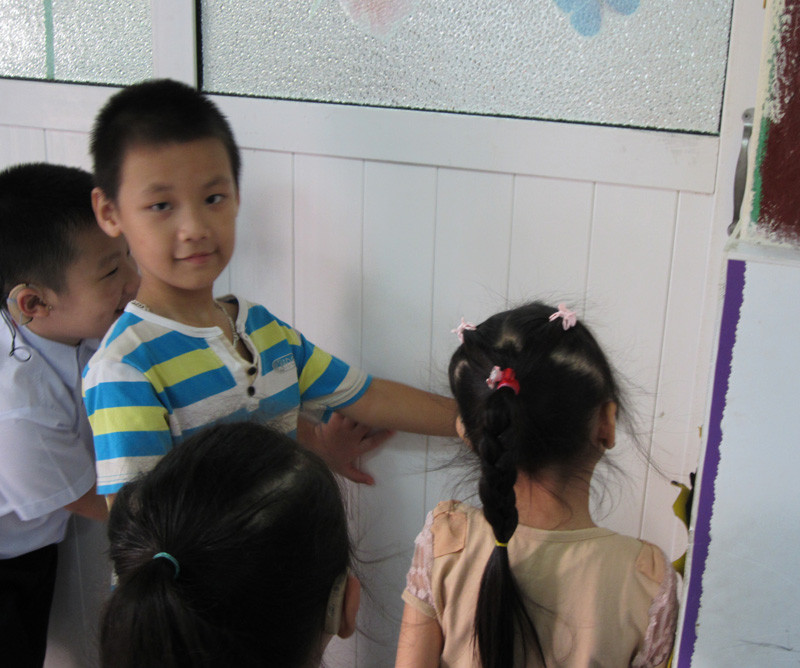 Hai lớp 1B1 và 1A1 cánh cửa thông nhau nên các bé còn trêu đùa nhau