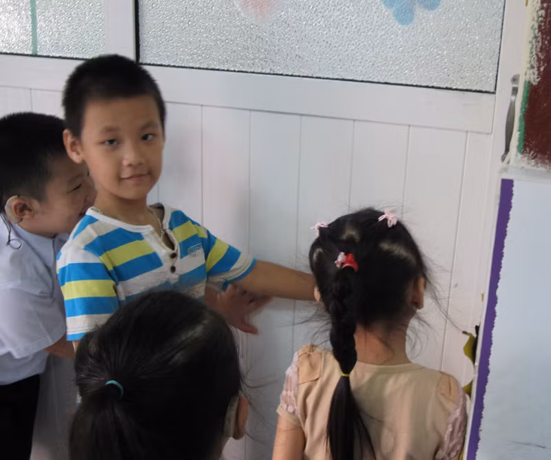 Hai lớp 1B1 và 1A1 cánh cửa thông nhau nên các bé còn trêu đùa nhau