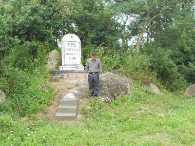 Tấm bia ghi di tích lịch sử văn hóa căn cứ khởi nghĩa Ba Đình ở xã Ba Đình xung quanh là cỏ dại. Tấm bia ghi di tích lịch sử văn hóa căn cứ khởi nghĩa Ba Đình ở xã Ba Đình xung quanh là cỏ dại