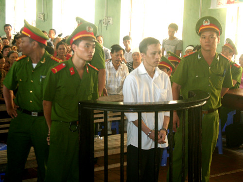 Nguyễn Đức Tiềm bình tĩnh nghe tuyên án