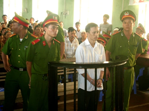 Nguyễn Đức Tiềm bình tĩnh nghe tuyên án