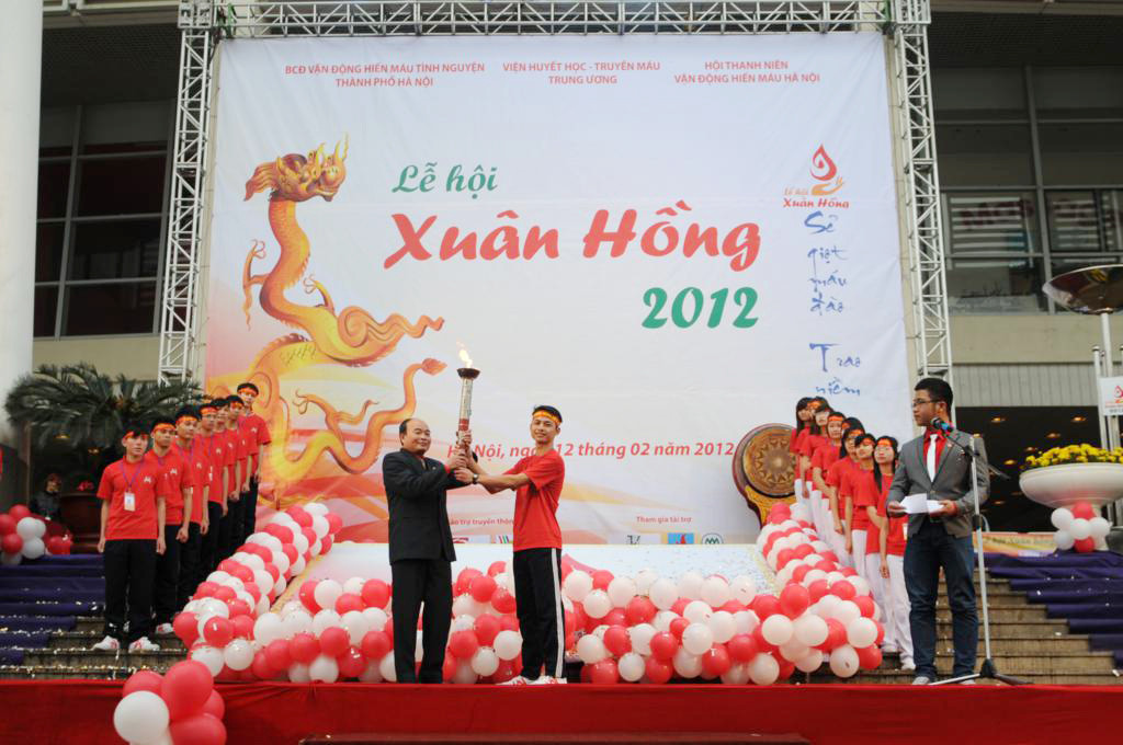 Màn rước lửa truyền thống của 18 tình nguyện viên viên vận động và hiến máu tiêu biểu nhân kỷ niệm 18 năm phát động phong trào hiến máu tình nguyện tại Việt Nam