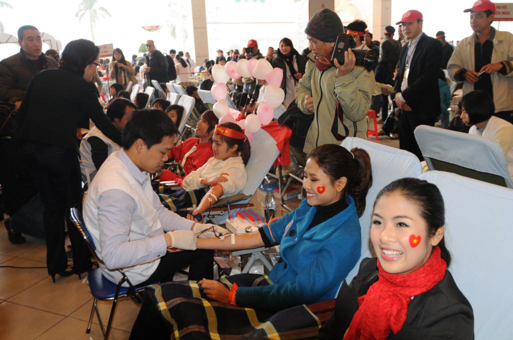 Cùng nhiều bạn trẻ khác, Ngọc Hân và Nguyễn Thị Loan đến với Lễ hội Xuân Hồng 2012 với cả bầu nhiệt huyết của tuổi trẻ và tấm lòng nhân ái. Cùng với nhiều bạn trẻ khác, Ngọc Hân và Nguyễn Thị Loan đến với Lễ hội Xuân Hồng 2012 với sự nhiệt huyết của tuổi trẻ và tấm lòng nhân ái