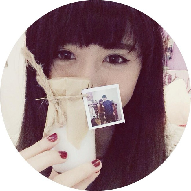 Quỳnh Anh Shyn chúc mọi người năm mới vui vẻ trên mạng xã hội. Bài viết: http://news.zing.vn/Cac-hot-girl-khoe-anh-xitin-don-nam-moi-post381891.html#category_featured.noibat Nguồn Zing News 