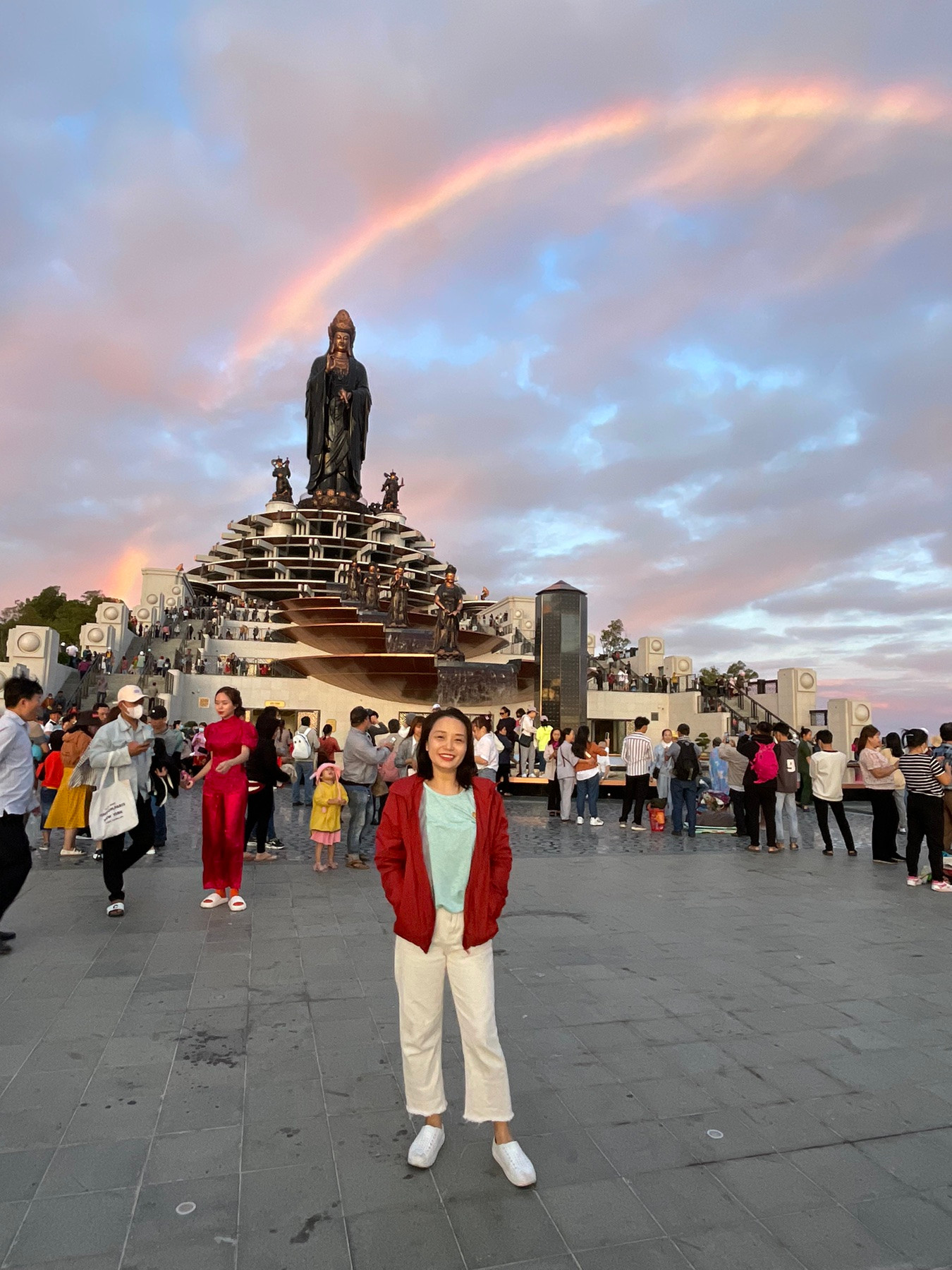 Du khách phấn khởi chụp hình với cầu vòng tại núi Bà Đen