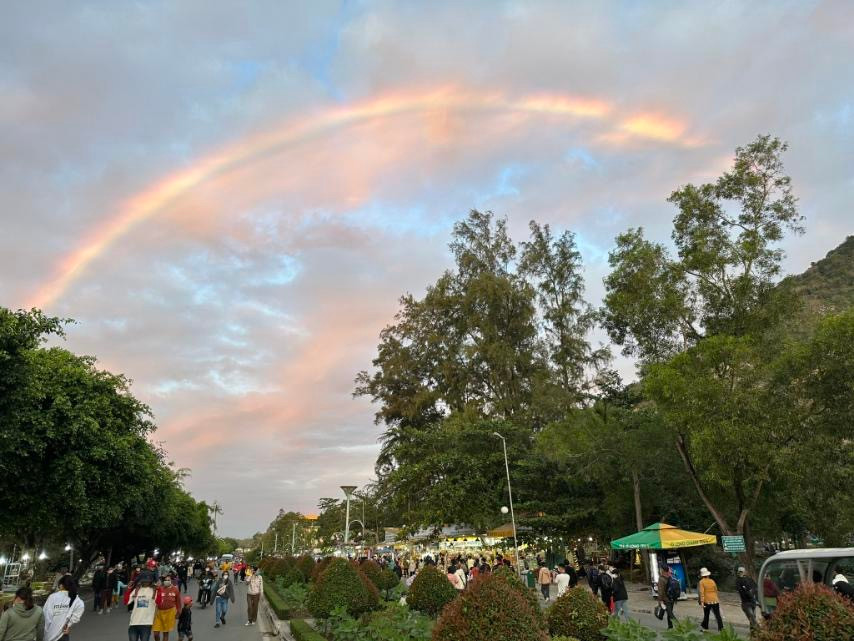 Cầu vòng ở núi Bà Đen sáng mùng 5 tết Quý Mão 2023