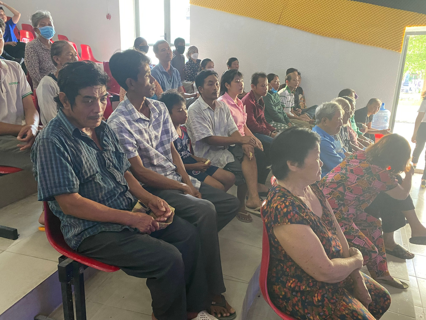 Người dân tại buổi nhận quà chiều 13/1. Ảnh: Tân Châu Người dân tại buổi nhận quà chiều 13/1. Ảnh: Tân Châu