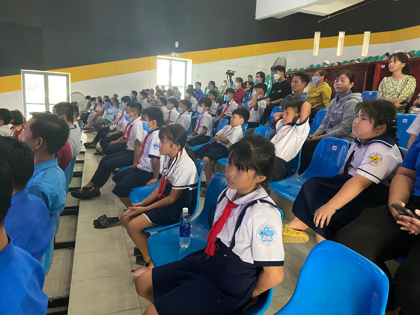 Các em học sinh tại buổi tặng quà. Ảnh: Tân Châu Các em học sinh tại buổi tặng quà. Ảnh: Tân Châu