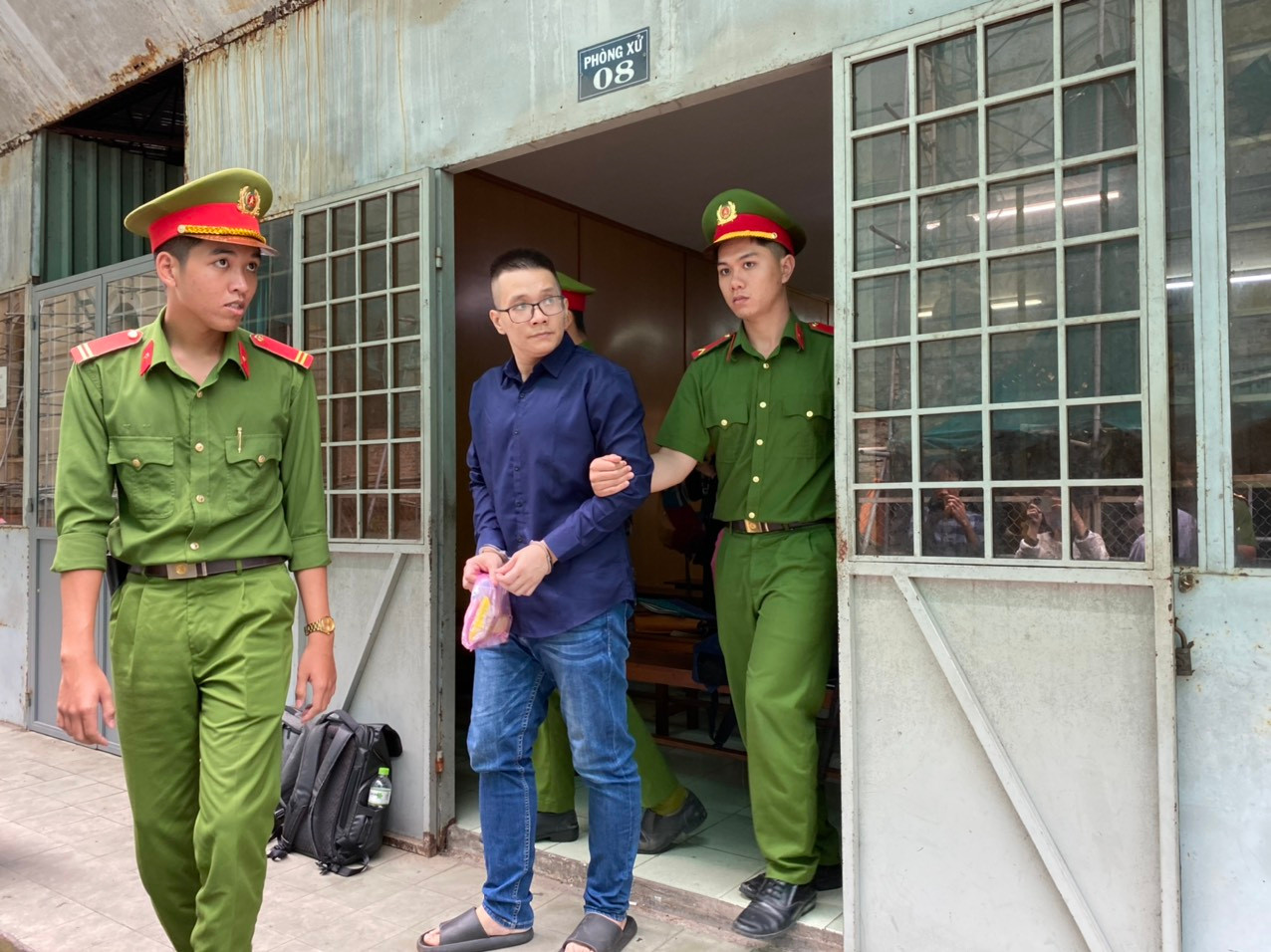 Dẫn giải Nhâm Hoàng Khang về trại tạm giam sau khi tòa tuyên án. Dẫn giải Nhâm Hoàng Khang về trại tạm giam sau khi tòa tuyên án.