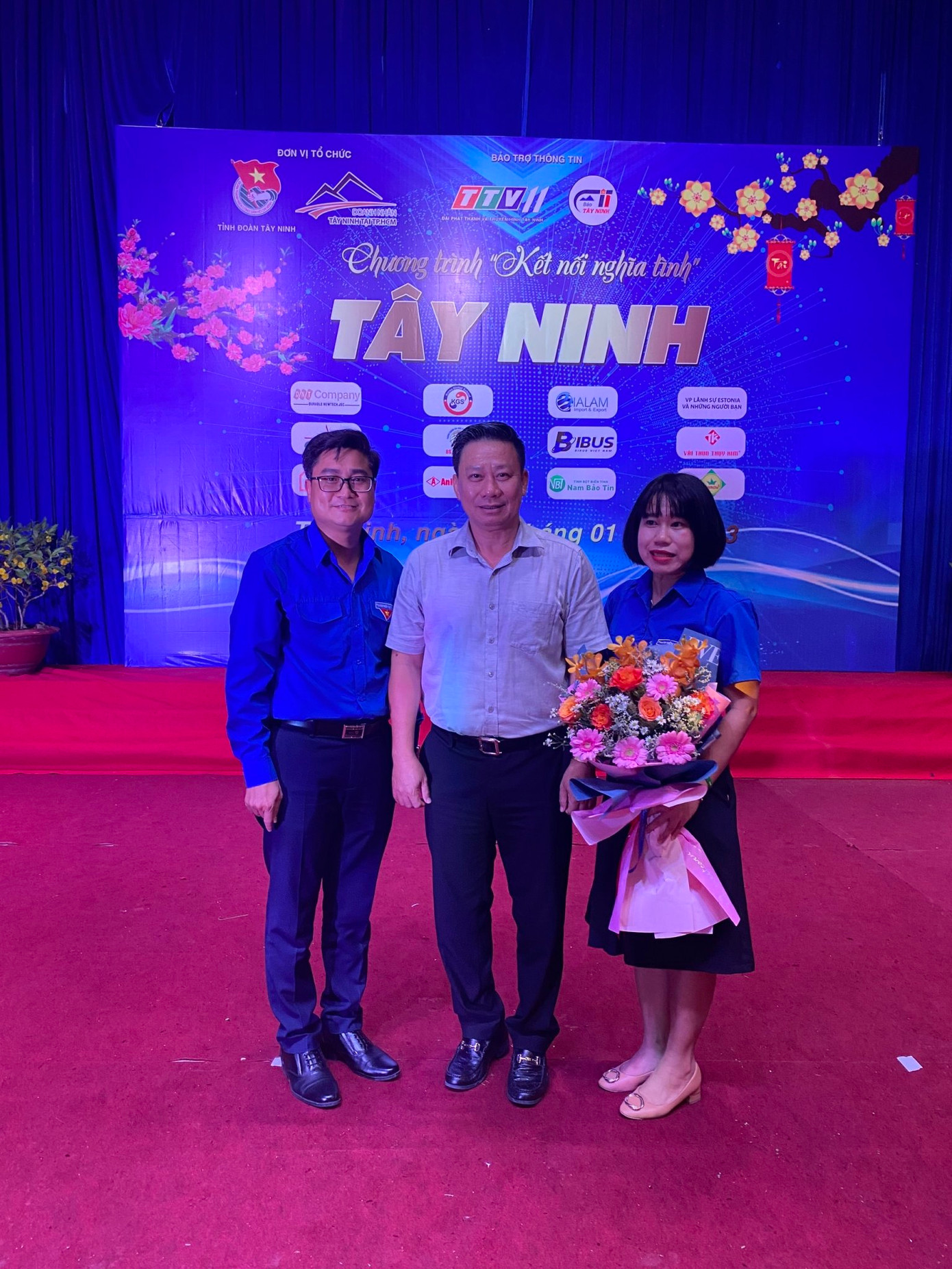 Chủ tịch UBND tỉnh Tây Ninh, ông Nguyễn Thanh Ngọc (giữa), tặng hoa cho Bí thư Tỉnh đoàn Tây Ninh, anh Nguyễn Thanh Tùng (trái) và phó Bí thư Tỉnh Đoàn Tây Ninh, chị Nguyễn Thị Trúc Mai. Ảnh: Tân Châu Chủ tịch UBND tỉnh Tây Ninh, ông Nguyễn Thanh Ngọc (giữa), tặng hoa cho Bí thư Tỉnh đoàn Tây Ninh, anh Nguyễn Thanh Tùng (trái) và phó Bí thư Tỉnh Đoàn Tây Ninh, chị Nguyễn Thị Trúc Mai. Ảnh: Tân Châu