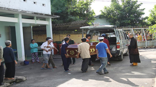 Rời nhà xác Bệnh viện đa khoa thị xã Thuận An, thi thể bé Khánh được đưa về ghé thăm nhà trước khi ra nghĩa trang - Ảnh: Anh Thoa (Tuổi Trẻ). Rời nhà xác Bệnh viện đa khoa thị xã Thuận An, thi thể bé Khánh được đưa về ghé thăm nhà trước khi ra nghĩa trang - Ảnh: Anh Thoa (Tuổi Trẻ)