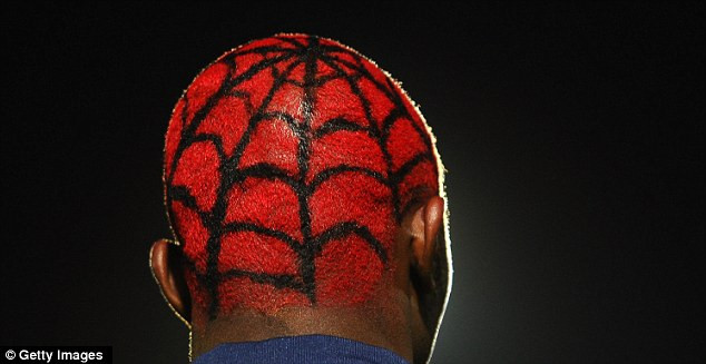 Bas Savage với mái tóc mạng nhện